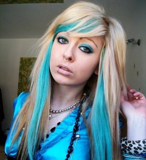 Blonde Long Scene Hairstyle With Blue Color Blocking