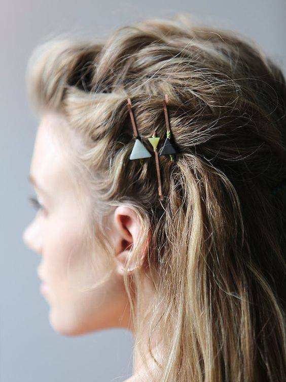 how to put short hair up with bobby pins