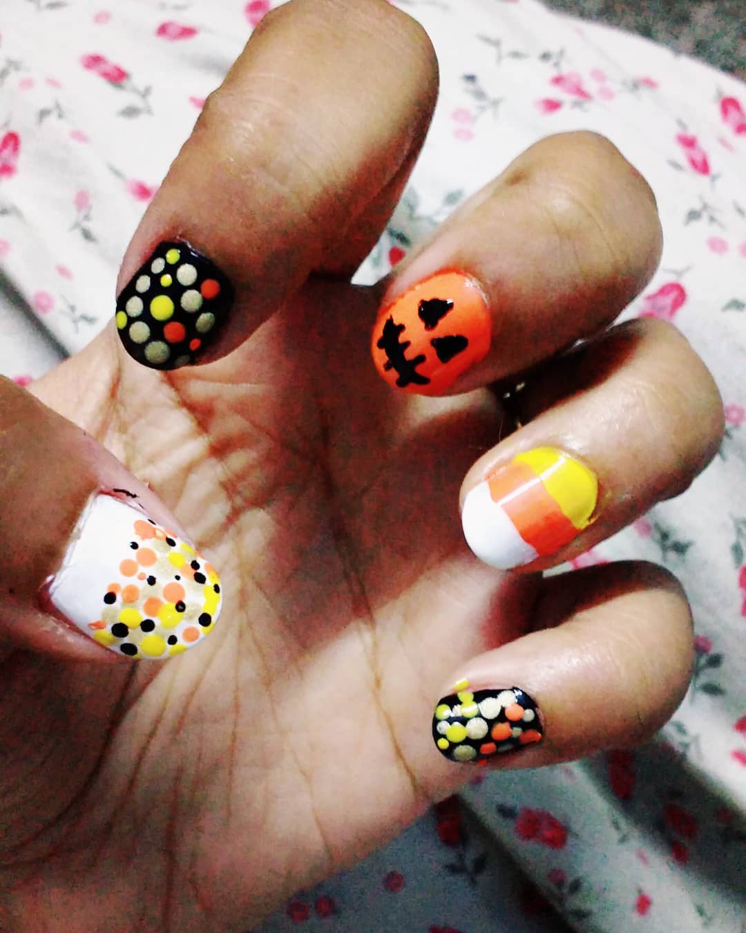 Easy Halloween nails. Pic by bling_on_the_blue