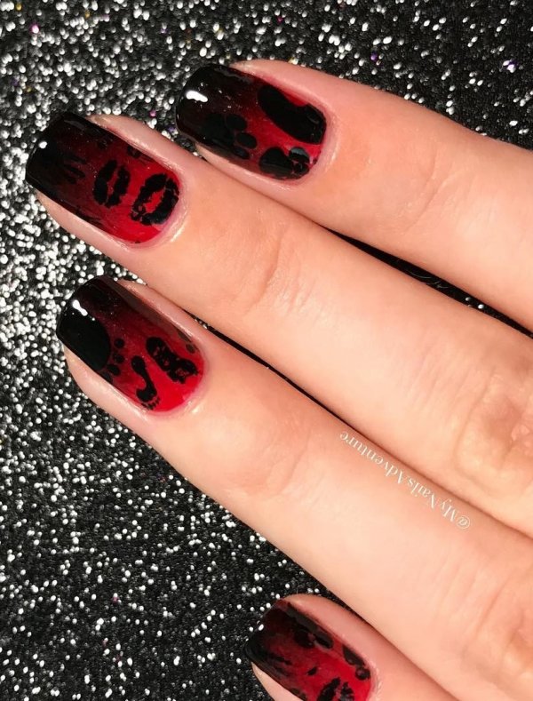 Spooky halloween nails. Pic by mynailsadventure