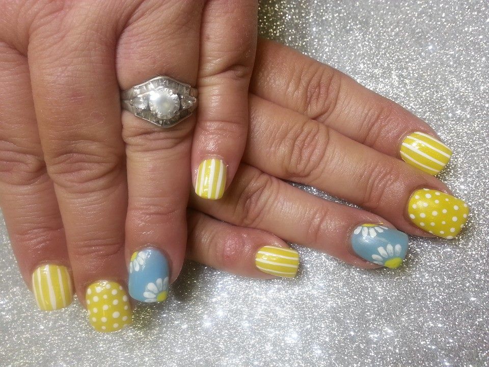 Yellow & Baby Blue Daisy Nails