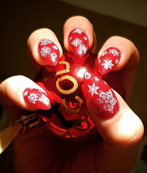 Beautiful red nails with snow flakes. Pic by primliz Holiday Nail Designs To Try This Christmas