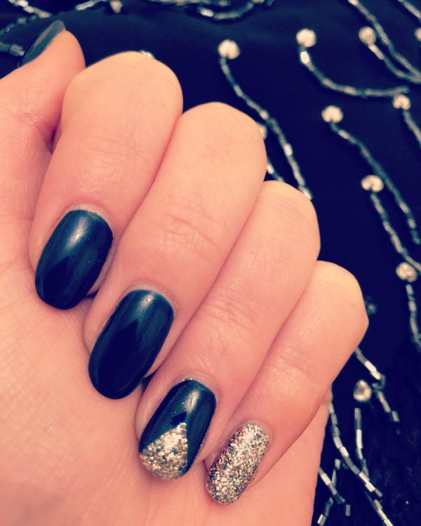 Black and golden sparkle nails. Pic by jordanhannahboylan