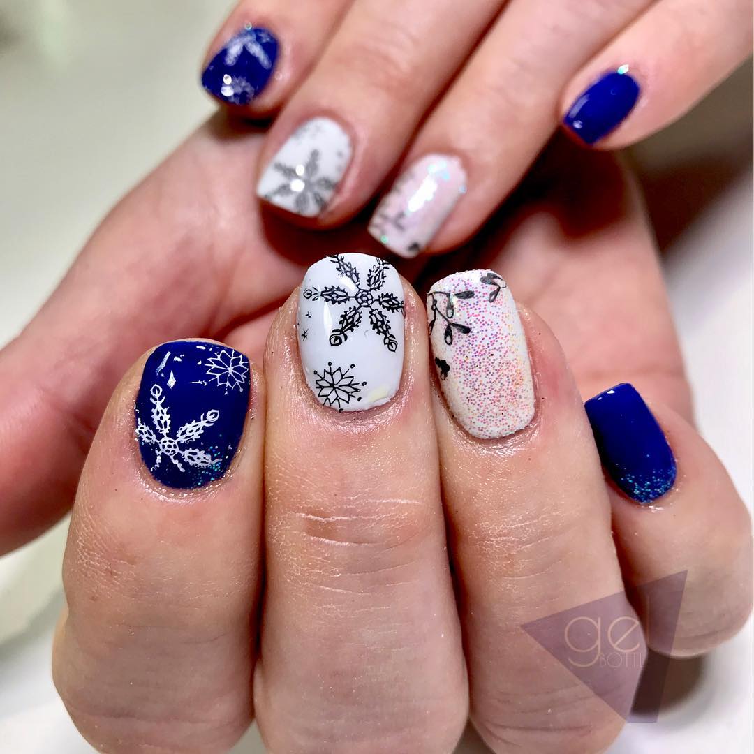 Blue and white snowflakes nails. Pic by oasisbeautyandnails_