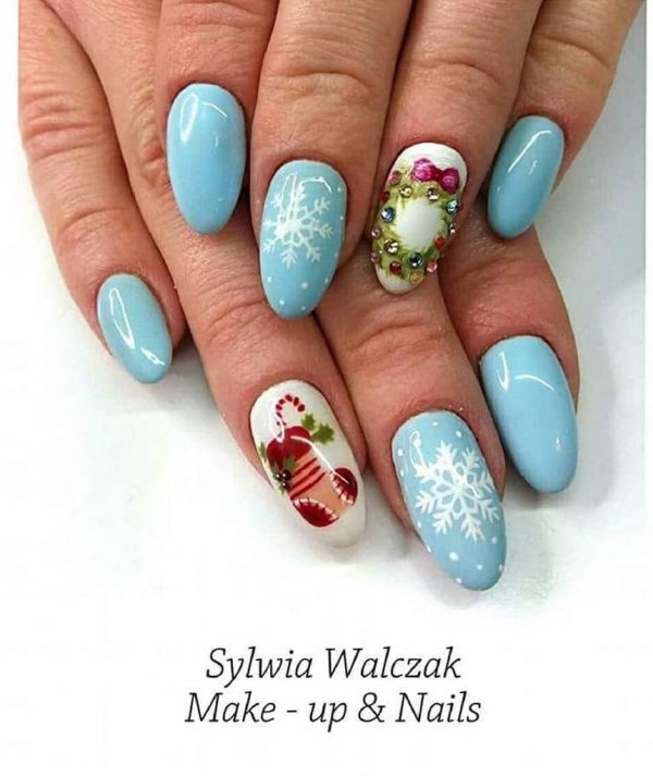 Charming light blue winter nails. Pic by sylwia_walczak_makeup_nails