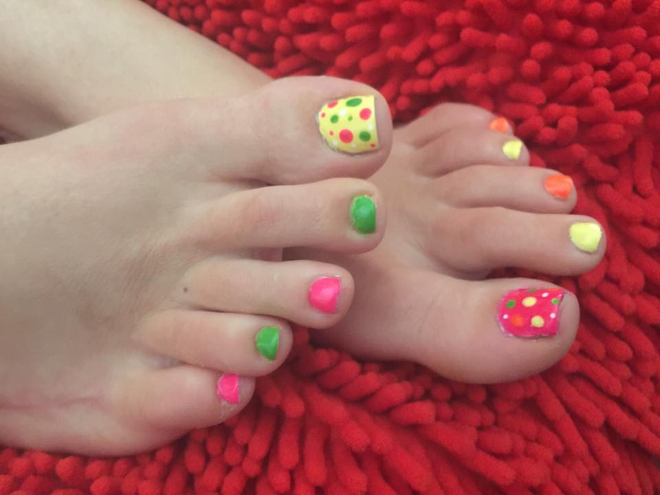 Colored Toes With Polka Dots Thumb Nails