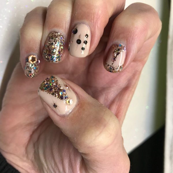 Dashing nude Christmas party nails. Pic by ginarector