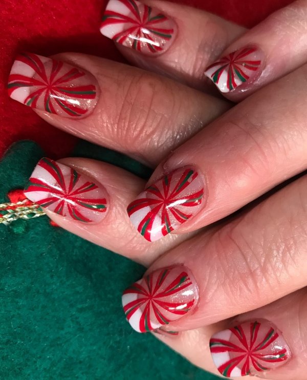 Eyecatching Christmas party nails. Pic by polished_by_ellen