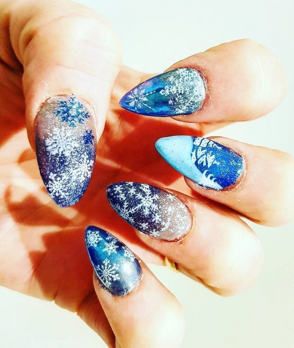 Ombre blue gel nails with snowflakes. Pic by primliz