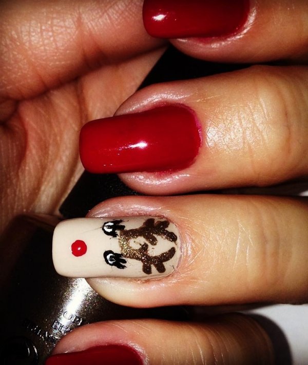 Red nails with reindeer. Pic by sh3nailiganz