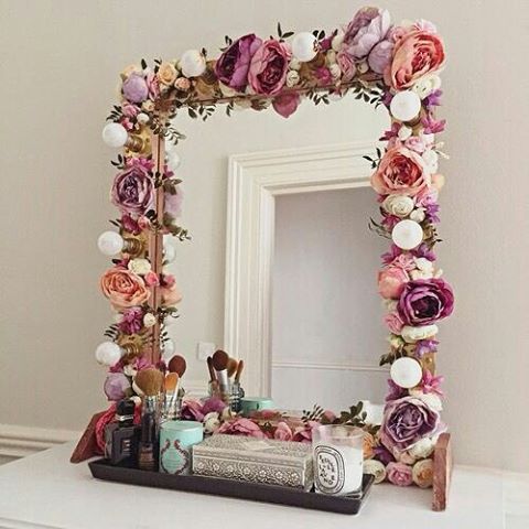 DIY Flower Mirror For Vanity