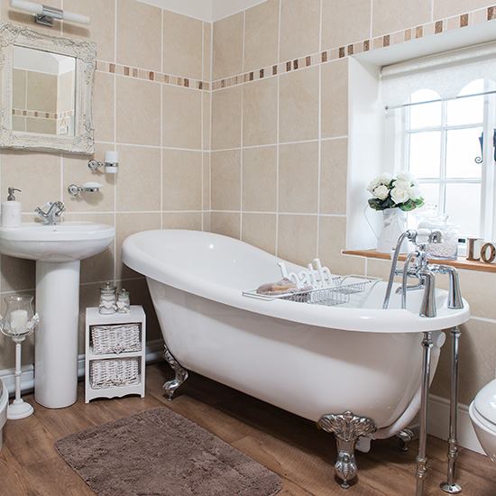 Decorative Mirror & Slipper Bath With Beautiful Accessories