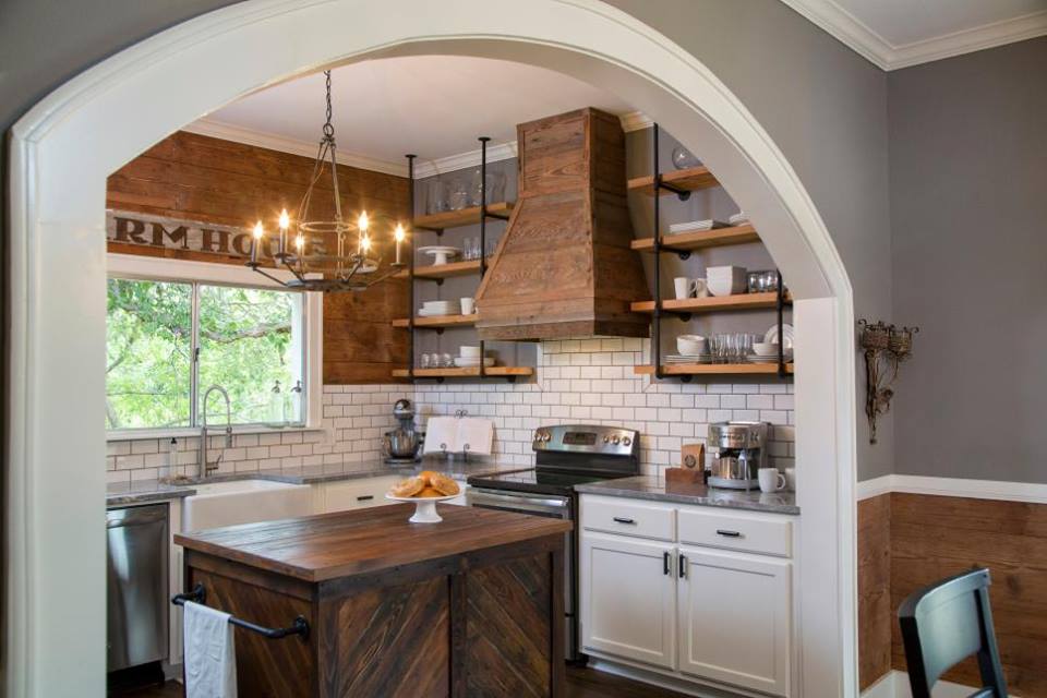 Elegant Moderm Look Rustic Kitchen With Beautiful Candlier