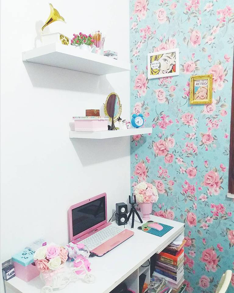 Flowery Wall Paper And Paintinng Decor