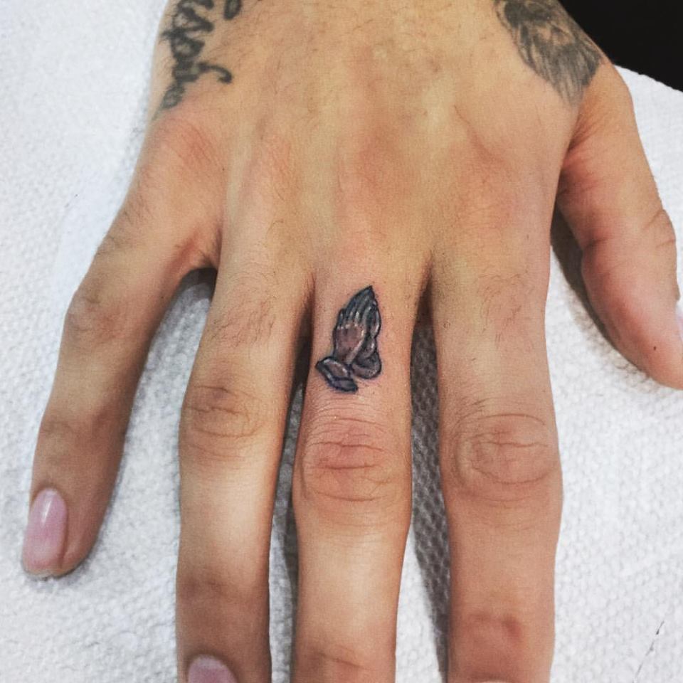 Gorgrous Finger Tattoo