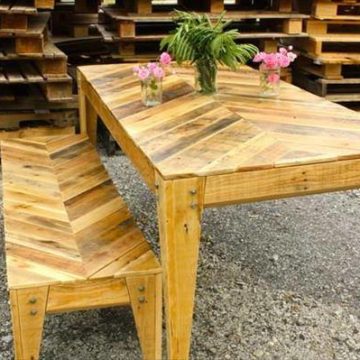 Pallet Table With Sitting