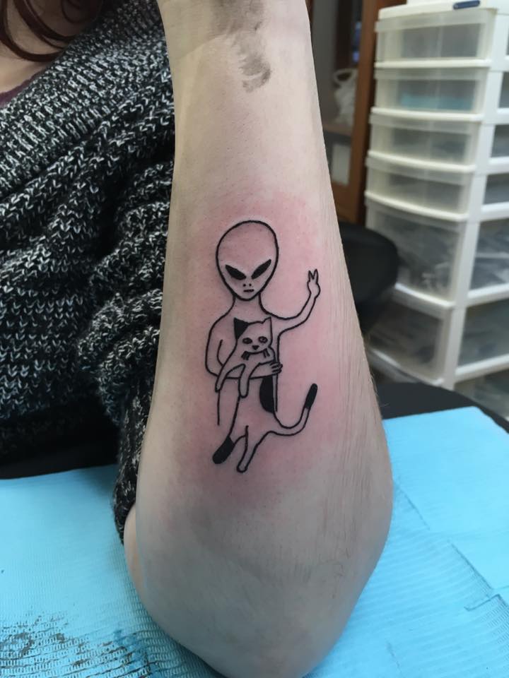 Alien Holding Cat Inked On Arm
