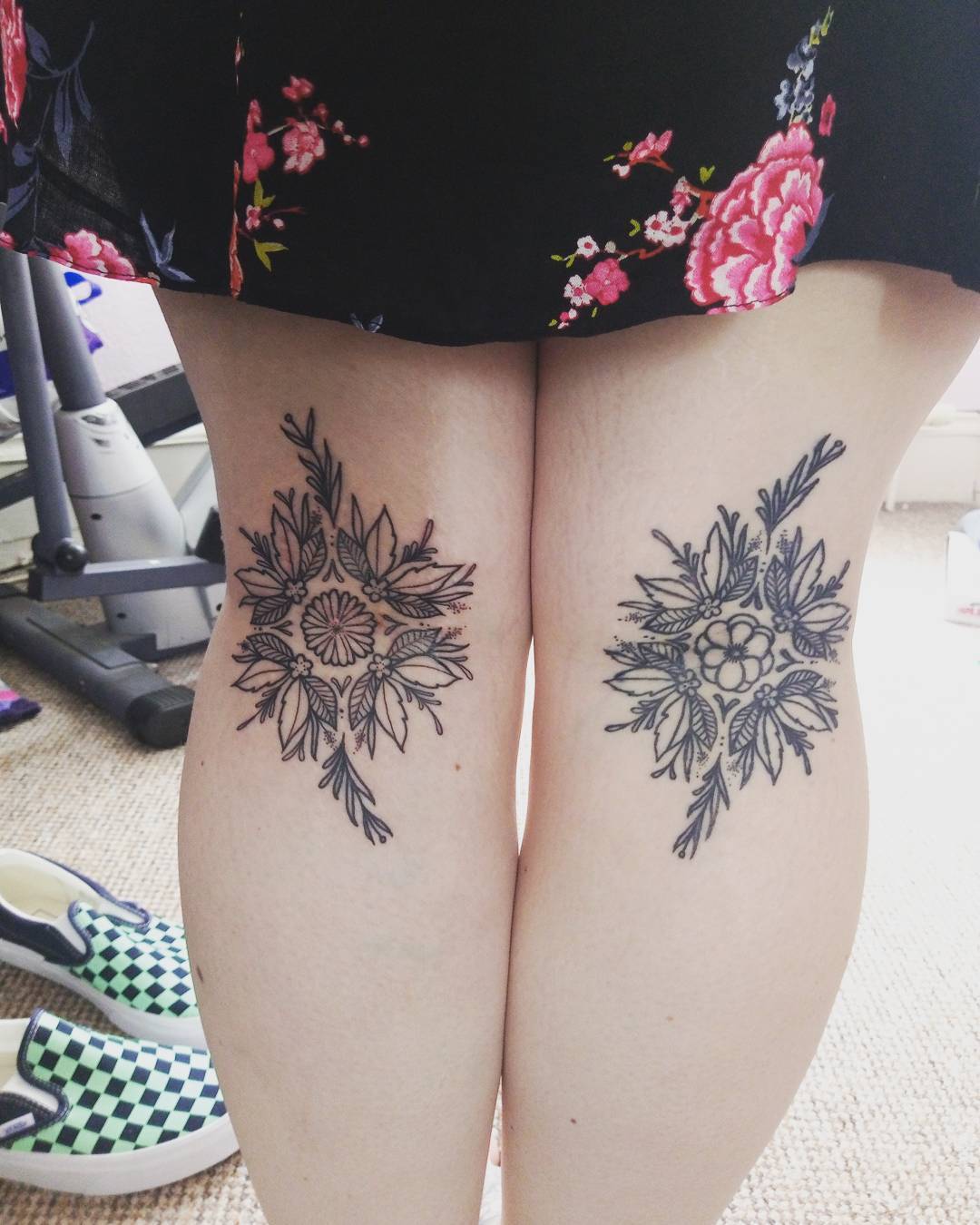 Cute Line Work Floral Tattoo On Knee