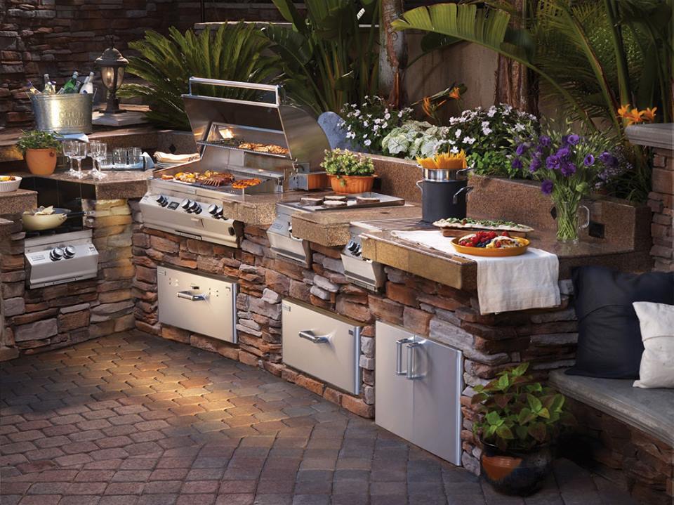 Graceful Outdoor Kitchen With Beautiful Plants Decor