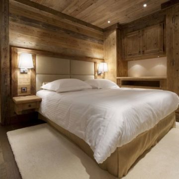 Smart & Simple Rustic Bedroom Decor With White Beding And Carpet