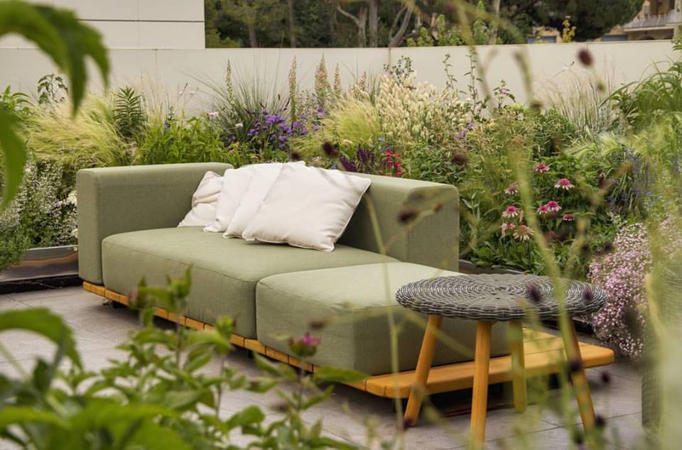 Eye Catching Terrace Garden With Seating To Enjoy Sunset
