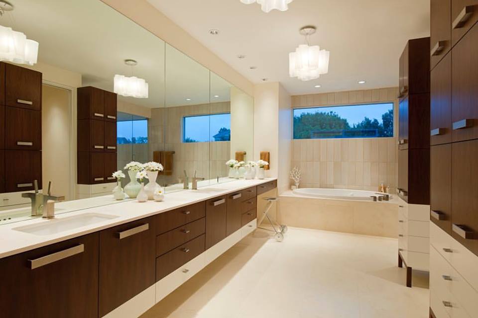 Fabulous Bathroom Design With Beautiful Lights, Storage & Decor