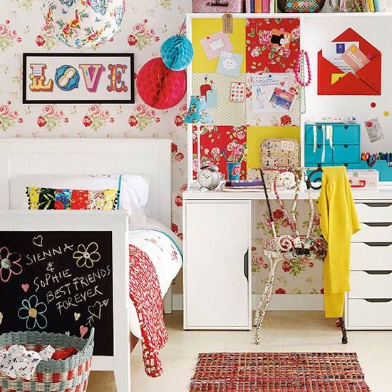 Great Boho Style Kids Room With Flower Wall & Accessory