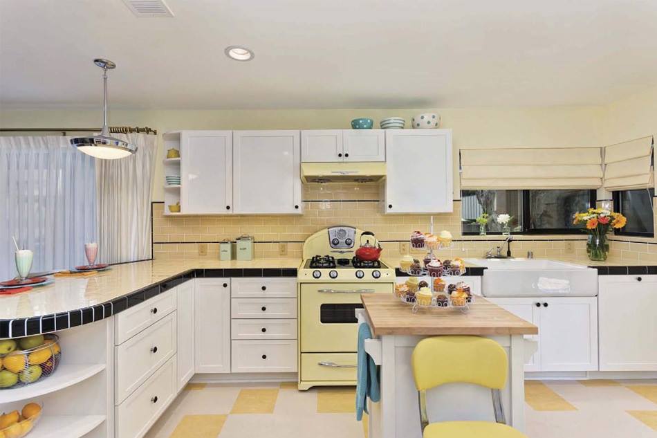 Lovely Retro Style Kitchen Design With White Cabinets & Yellow Accessory
