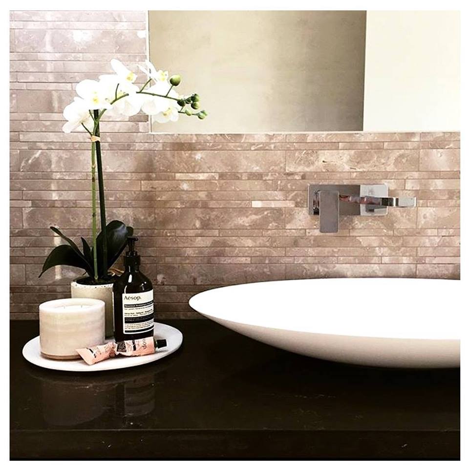 Sassy Contemporary Bathroom Decor With Marble Candles