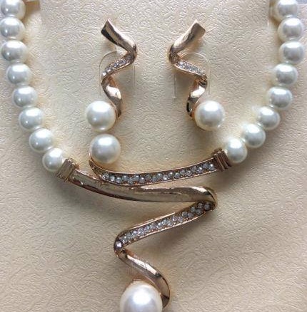 Cute Pearl Necklace Set