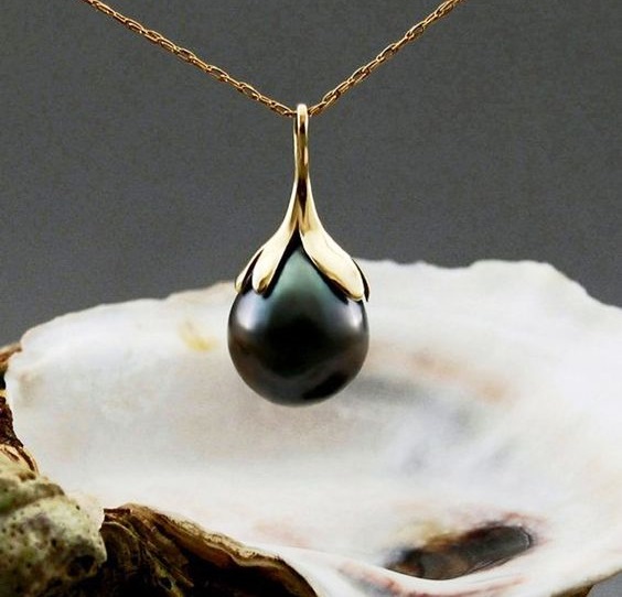 Dashing Black Pearl Drop Necklace