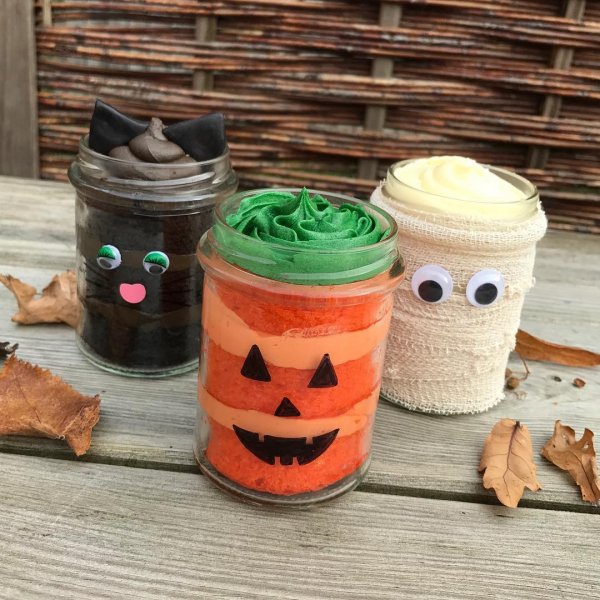 Incredible idea to use cake jars for Halloween decor. Pic by three_bears_bakery