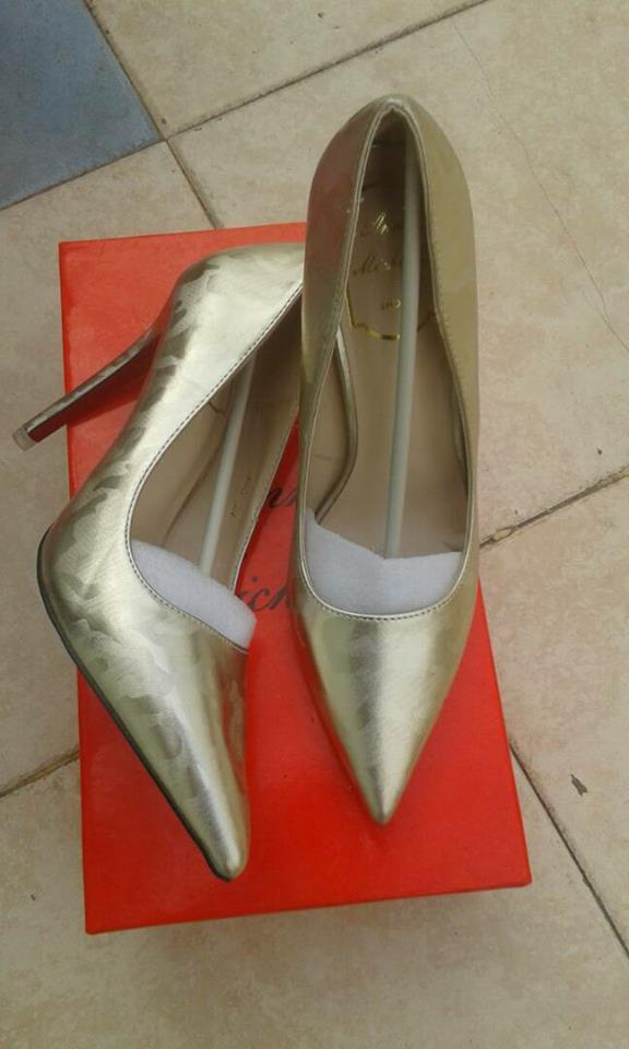 Simple Golden Pointed Toe Pumps