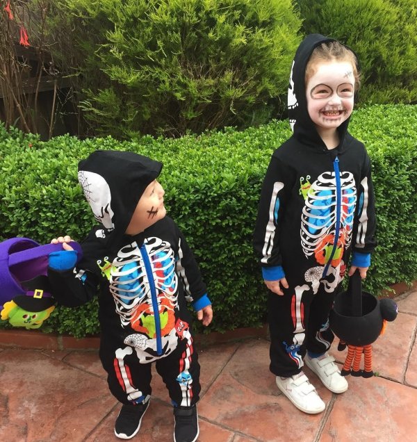 Skeleton costume for siblings. Pic by melb.mum