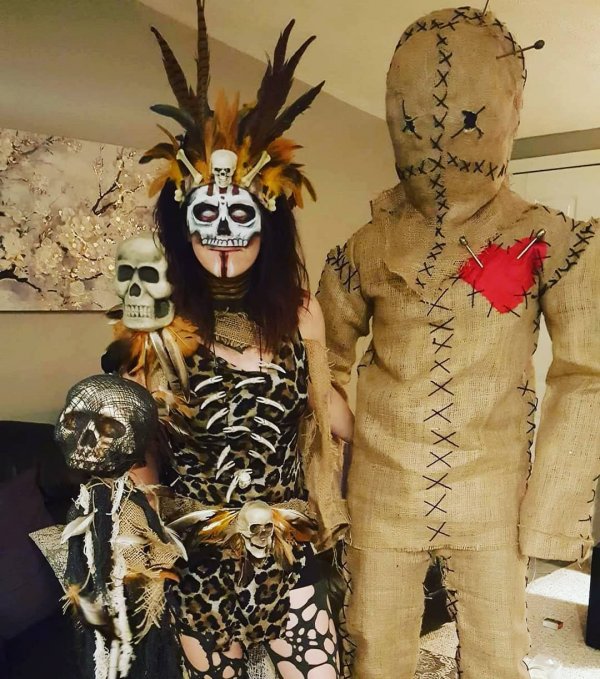Weird voodoo with doll Halloween coupe costume idea. Pic by sleepyhallowsfx