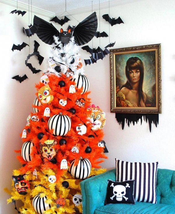 Wonderful Halloween tree with pmpkin, bats, ghost and some scary faces. Pic by smartfundiy