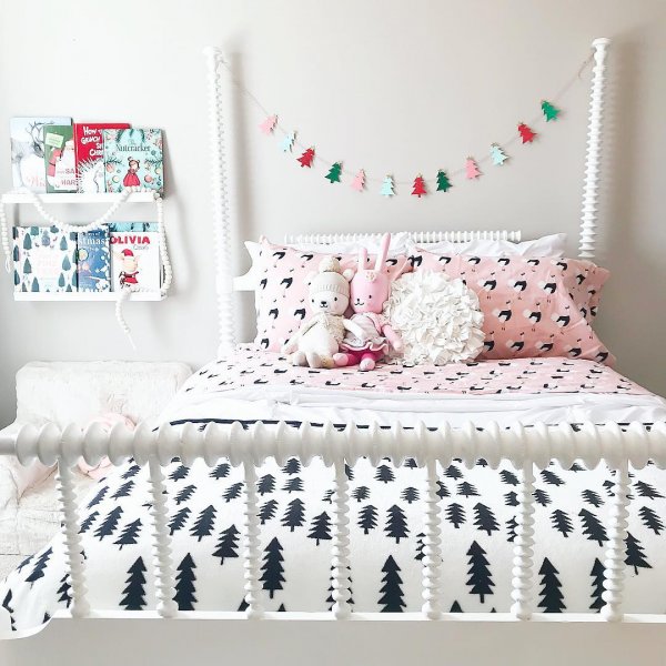 Beautiful bedding, tree print blanket and Christmas tree paper garland. Pic by positivelypearson