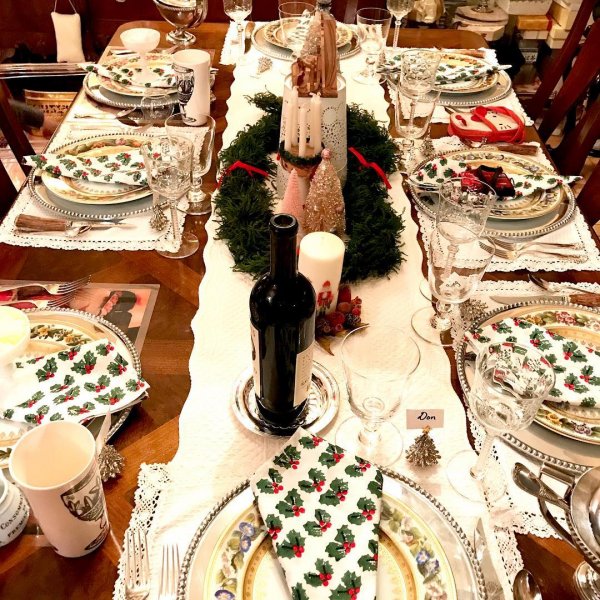 Country style Christmas table decor. Pic by foodyholic
