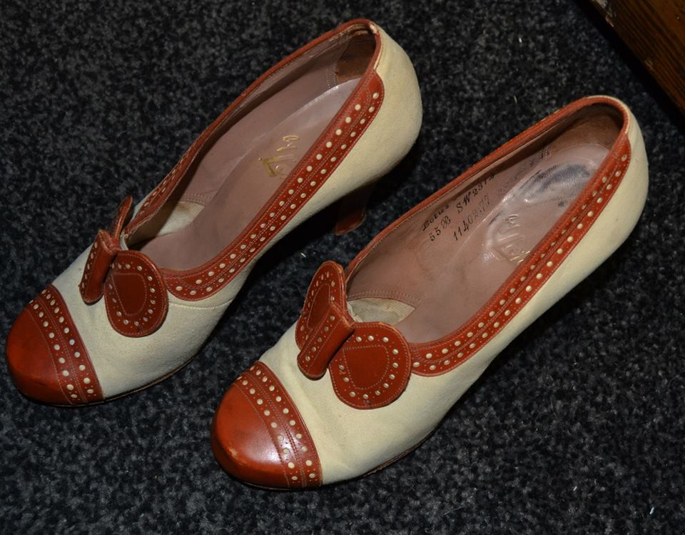 Fantastic Vintage Style Cream Leather Spectator Heels With bow