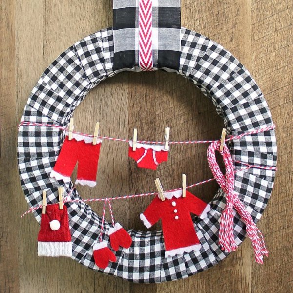 Lovely black and plaid Christmas wreath with Santa Clause clothes. Pic by consumercrafts