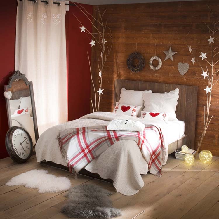 Simply decorated room for Christmas.
