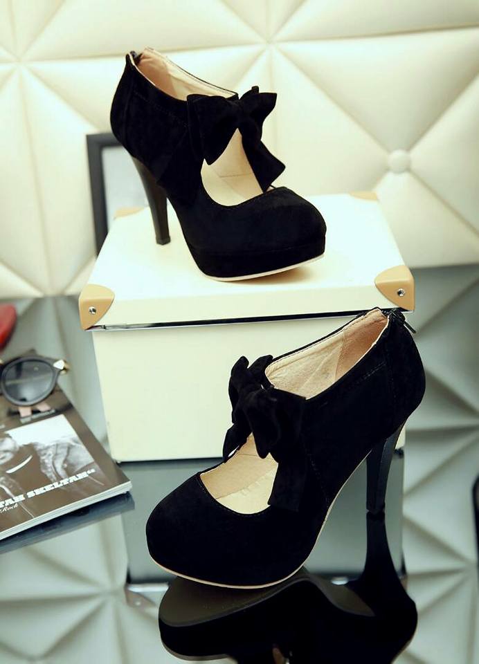 Supereb Black Rounded Toe Platform Heels With Bow