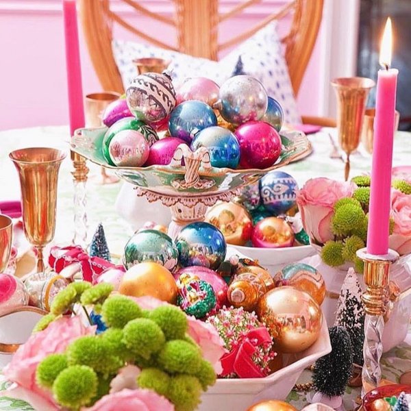 Vintage style Christmas table decor with colorful ornaments, candles and flowers. Pic by thepartiesthatpop