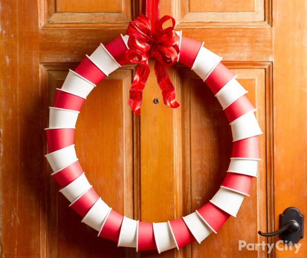 White and red paper cup stacks as wreath. Pic by Party City