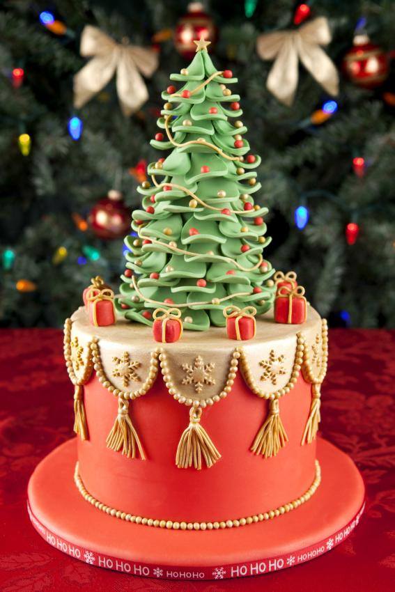 Attracrive Christmas Tree Cake