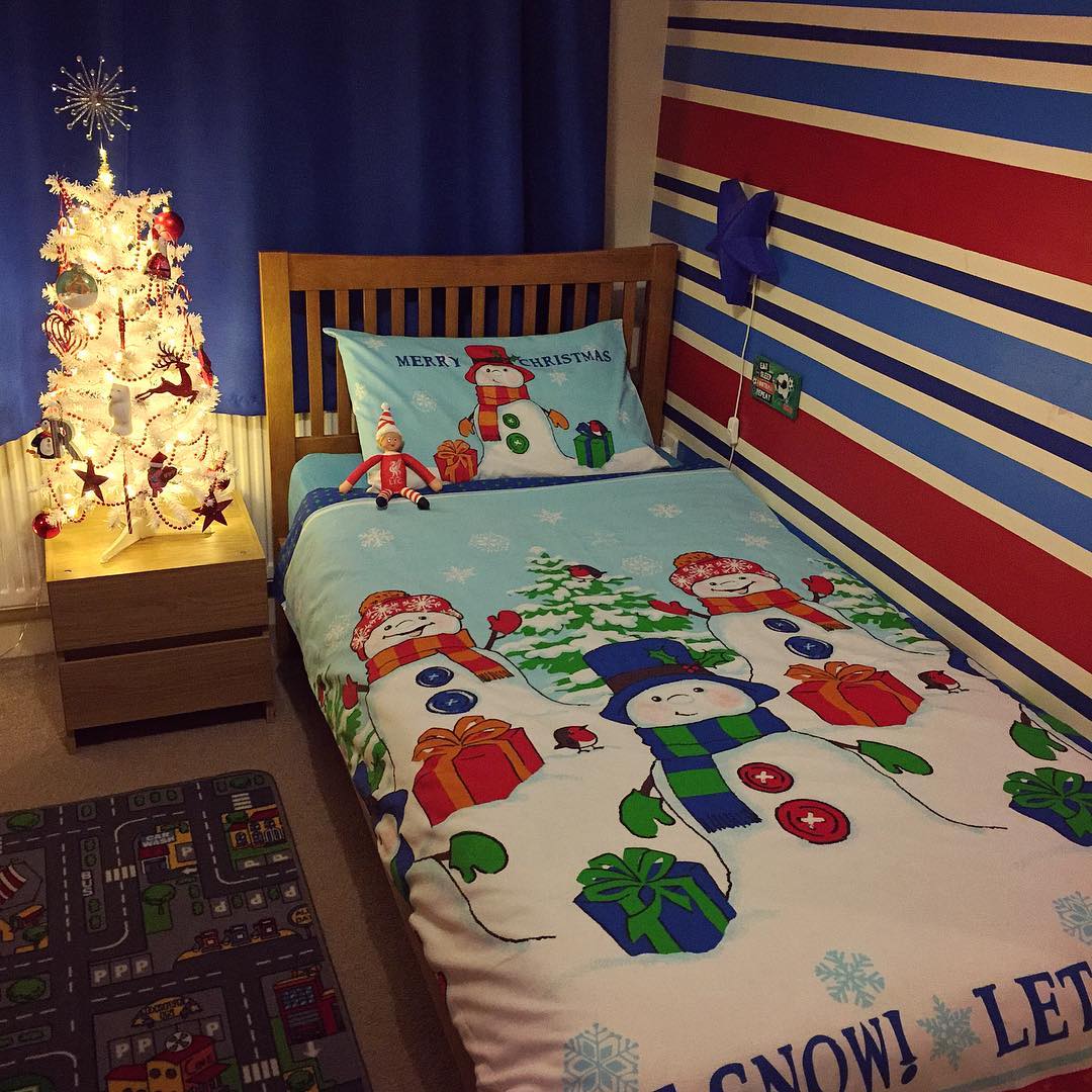 Attractive Snowman Bedding With Xmas Tree In Kids Room