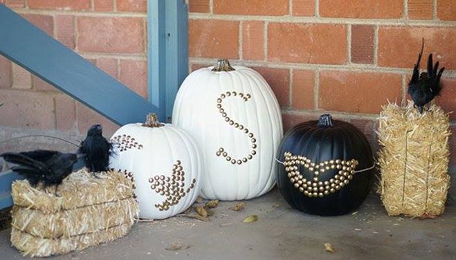 Awesome Black & White Pumpkin Outdoor Decor Idea