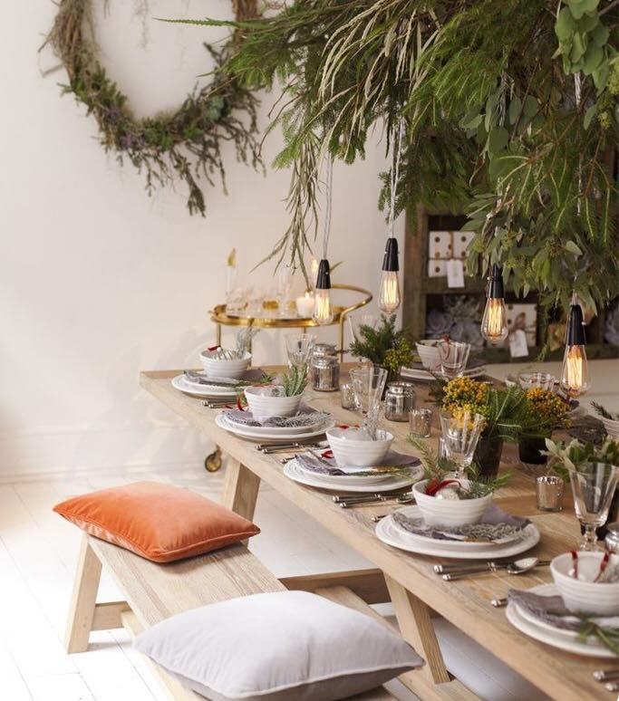 Breathtaking Table Decor Idea With Hanging Lights And Nature Touch