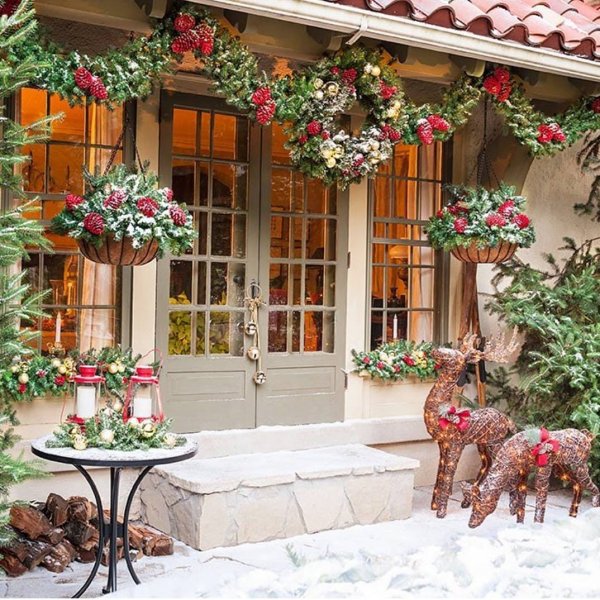 Charismatic Outdoor decor for Christmas. Pic by shabby_and_charme