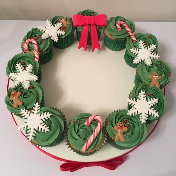 Christmas wreath of cup cakes. Pic by cliffedgecreations